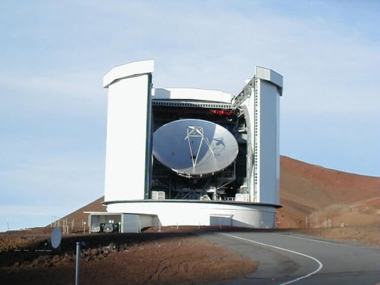 James Clerk Maxwell Teleskobu (JCMT) 15 metre çapında ve 4092 metre yükseklikte, Hawaii'deki Mauna Kea Gözlemevi'nde bulunmaktadır.